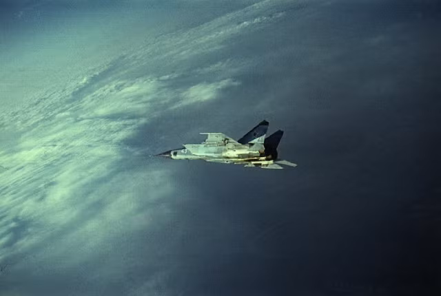 “Cơn ác mộng MiG-25 với nước Mỹ” không dừng lại ở đó, cũng trong thời gian chiến tranh vùng Vịnh, các chiến đấu cơ Mỹ tiếp tục gặp kết cục thảm và “sốc” trước tốc độ khủng khiếp của MiG-25.