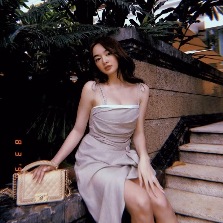 Vẫn theo đuổi phong cách quyến rũ nhưng Kaity Nguyễn đã trở nên sang trọng hơn hẳn.