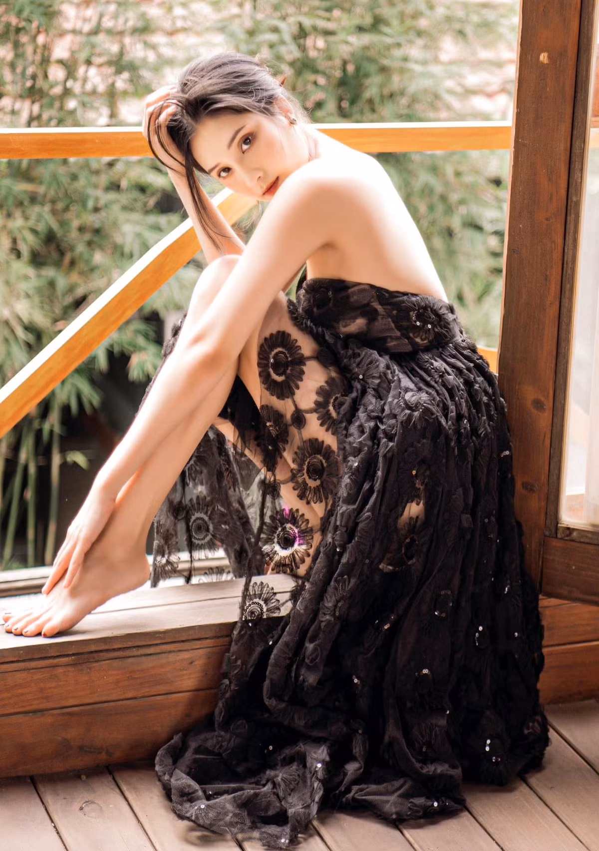 Mới đây, nàng hot girl "đốn tim" cộng đồng mạng khi khoe nhan sắc cực quyến rũ trong bộ ảnh mới, chứng minh nhan sắc "gái 1 con trông mòn con mắt".