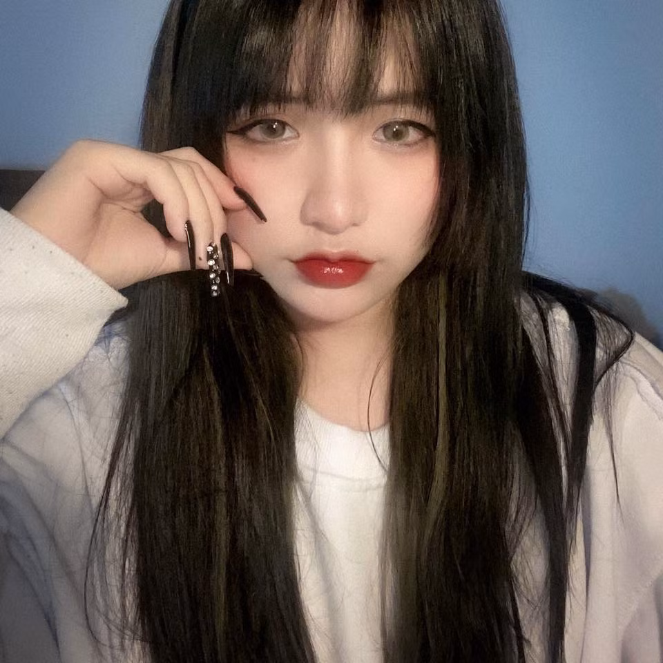Vân chú ý mọi phát ngôn trên mạng xã hội. Bởi đây là nền tảng được ví như "con dao hai lưỡi". Ảnh: FBNV