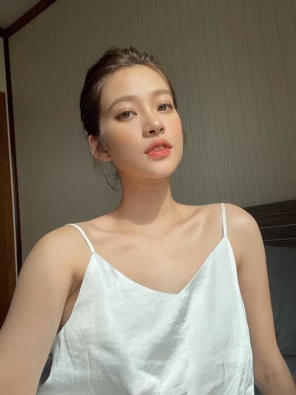 Dù vẫn có bọng mắt và phần da quanh mũi không đều màu nhưng nhìn chung cô vẫn vô cùng tươi tắn, rạng rỡ.