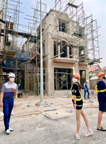 Trước đó, Đoàn Di Băng khoe loạt ảnh 3 căn biệt thự hoành tráng nằm trong khu đô thị đắt đỏ nhất Sài Gòn.