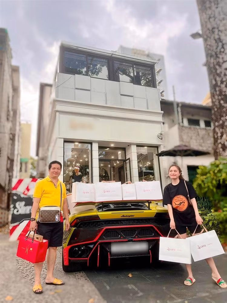Mới đây trên trang cá nhân, nữ đại gia làm ai cũng ghen tị khi tiết lộ quà sinh nhật của anh xã. Được biết, doanh nhân họ Nguyễn là người đầu tiên tặng quà trong ngày vợ đón tuổi mới.