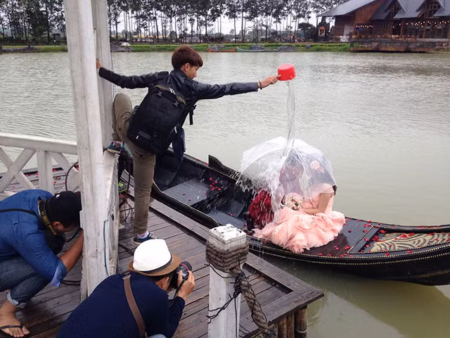 Nghệ thuật tạo mưa cho ảnh cưới siêu "bá đạo".