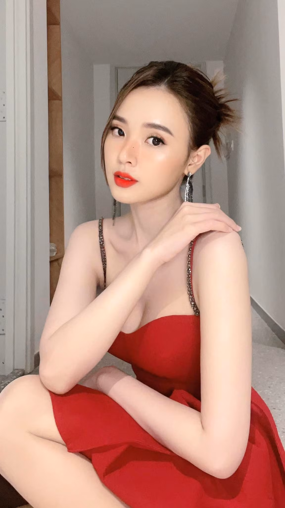 Thời gian qua, cựu hot girl từng "chốt đơn" bán liền 21 lô đất chỉ trong vòng một buổi tối, với việc bán liên tiếp như vậy cô nàng được nhiều người gọi là "đại gia bất động sản".