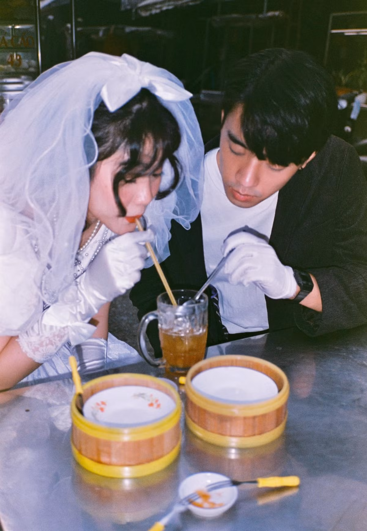 Đặc biệt, màu ảnh film cực hút mắt, giúp nhiều bạn trẻ hình dung rõ hơn về phụ huynh mình năm xưa.