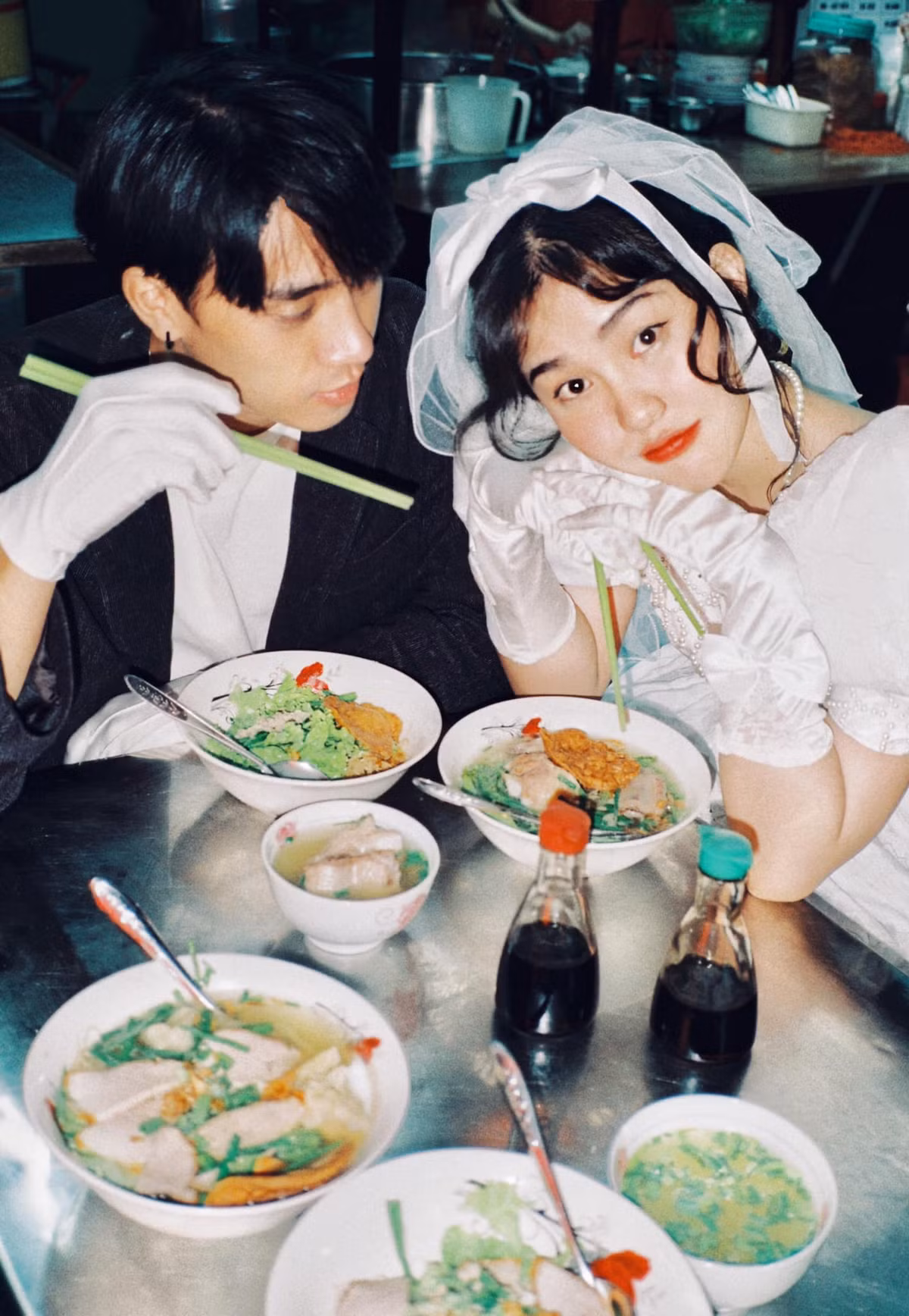 Tạo hình của cặp đôi khá bình dị và đơn giản, nhưng khi kết hợp với biểu cảm “yêu đương mặn nồng” cũng đủ để “đốn tim” cộng đồng mạng.
