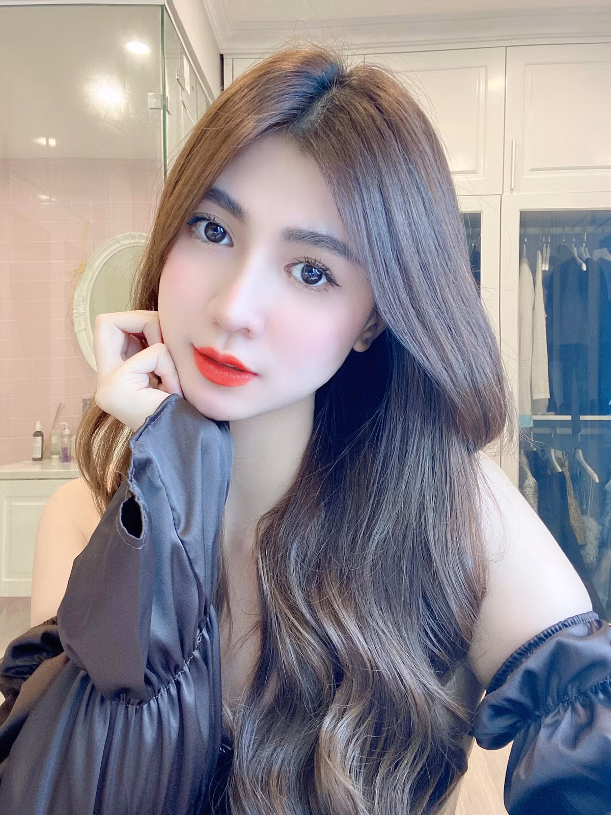 Với làn da trắng sứ, đôi mắt biết nói và nụ cười cực tươi, “Dung so cute” ngày nào hiện vẫn thu hút sự chú ý của mọi ánh nhìn.