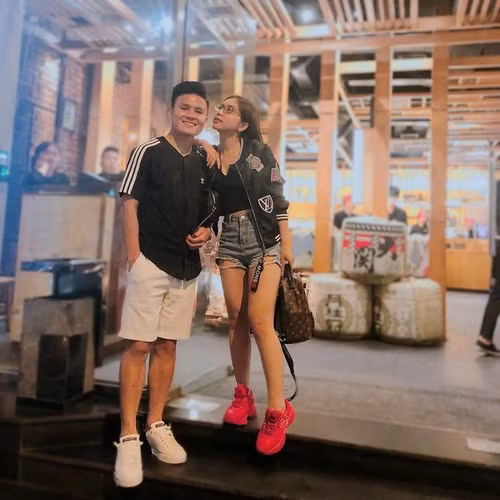 Đến hiện tại, gái xinh xứ Quảng vẫn là cô người yêu được Quang Hải công khai lâu nhất. Ảnh: Tổng hợp