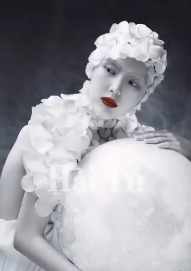 Mới đây, hot girl Hải Tú bất ngờ bị khui lại loạt hình ảnh chưa từng công bố trước đây. Theo đó, nàng thơ của Sơn Tùng thực hiện bộ ảnh này vào năm 2020 theo concept "Cold Moon", diện trang phục trắng từ đầu đến chân.