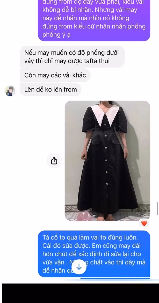Tuy nhiên khi nhận sản phẩm về, cô nàng mới tá hỏa bởi chiếc váy không giống với sản phẩm mẫu. "Phần tay áo bồng khác với mẫu, cổ to gần gấp đôi mẫu, phần vải quá dày mà lại không đứng dáng như mẫu, mặc lên còn bị nhăn nhúm ở eo. Trước ngực thì chật, sau lưng thì bị phồng lên nhiều", cô gái chia sẻ.