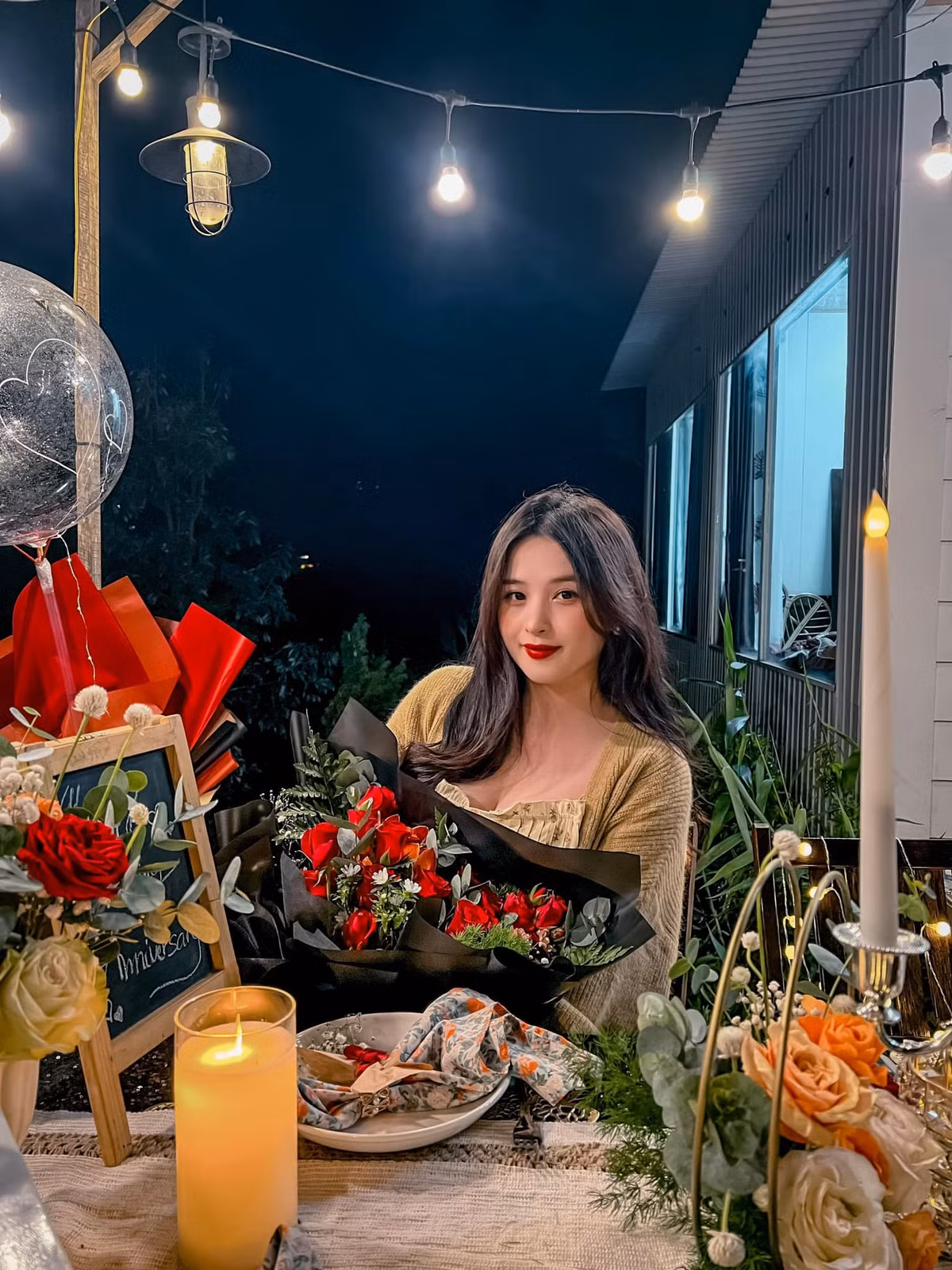 Cô từng đoạt danh hiệu Gương mặt khả ái tại cuộc thi Miss Đại học Văn hóa 2016.