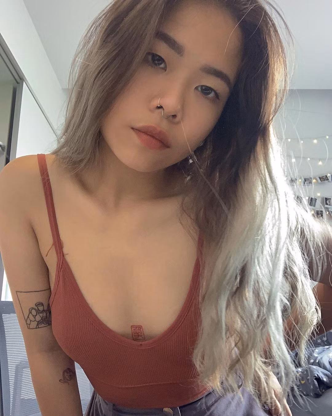 Nhắc đến Tlinh, bên cạnh những ồn ào tình cảm với MCK, netizen còn ấn tượng mạnh bởi vẻ ngoài cực táo bạo của nữ rapper.