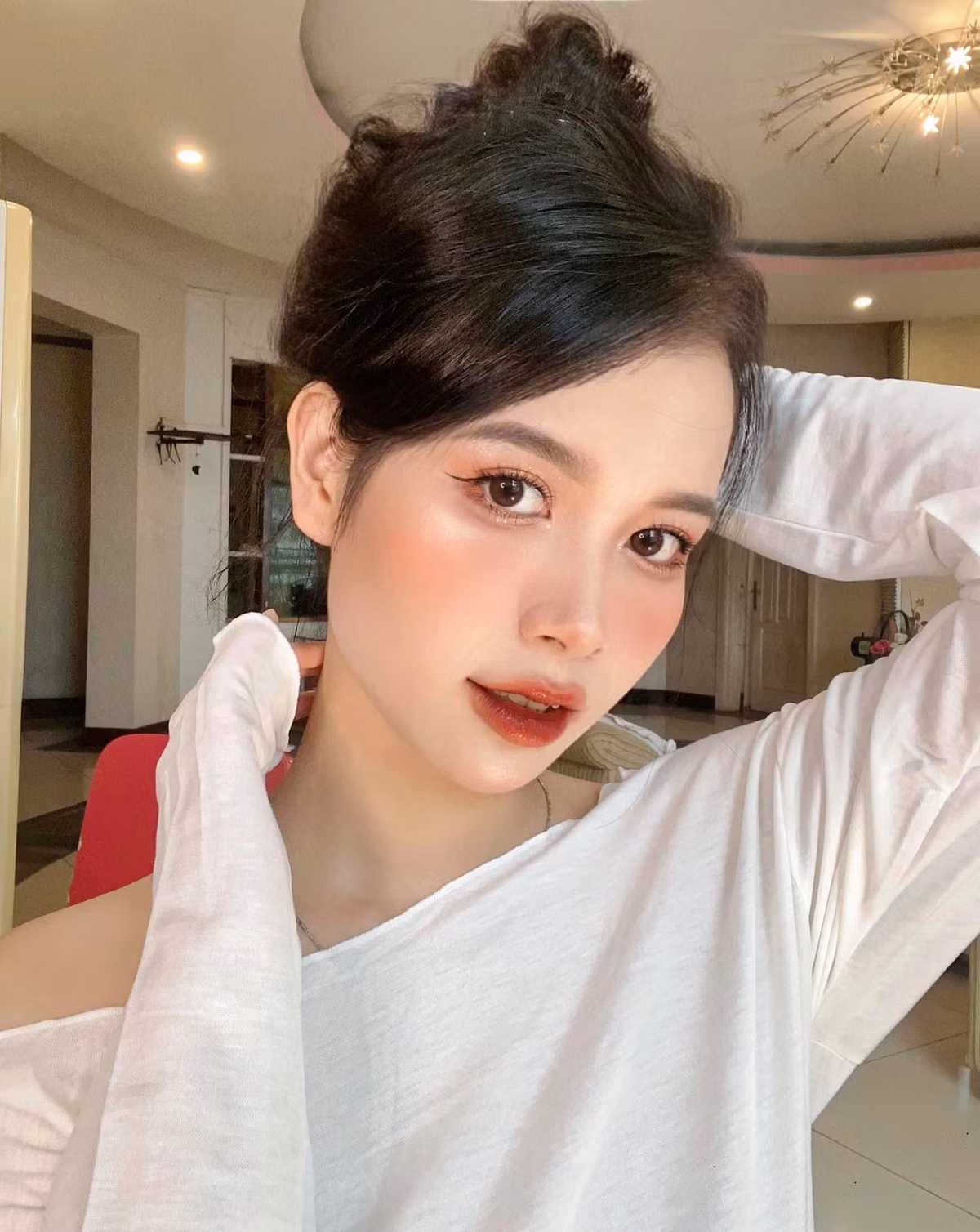 Ngay từ khi còn đang là học sinh, sinh viên, Vân Anh đã tận dụng thời gian trống của bản thân để đi làm người mẫu.