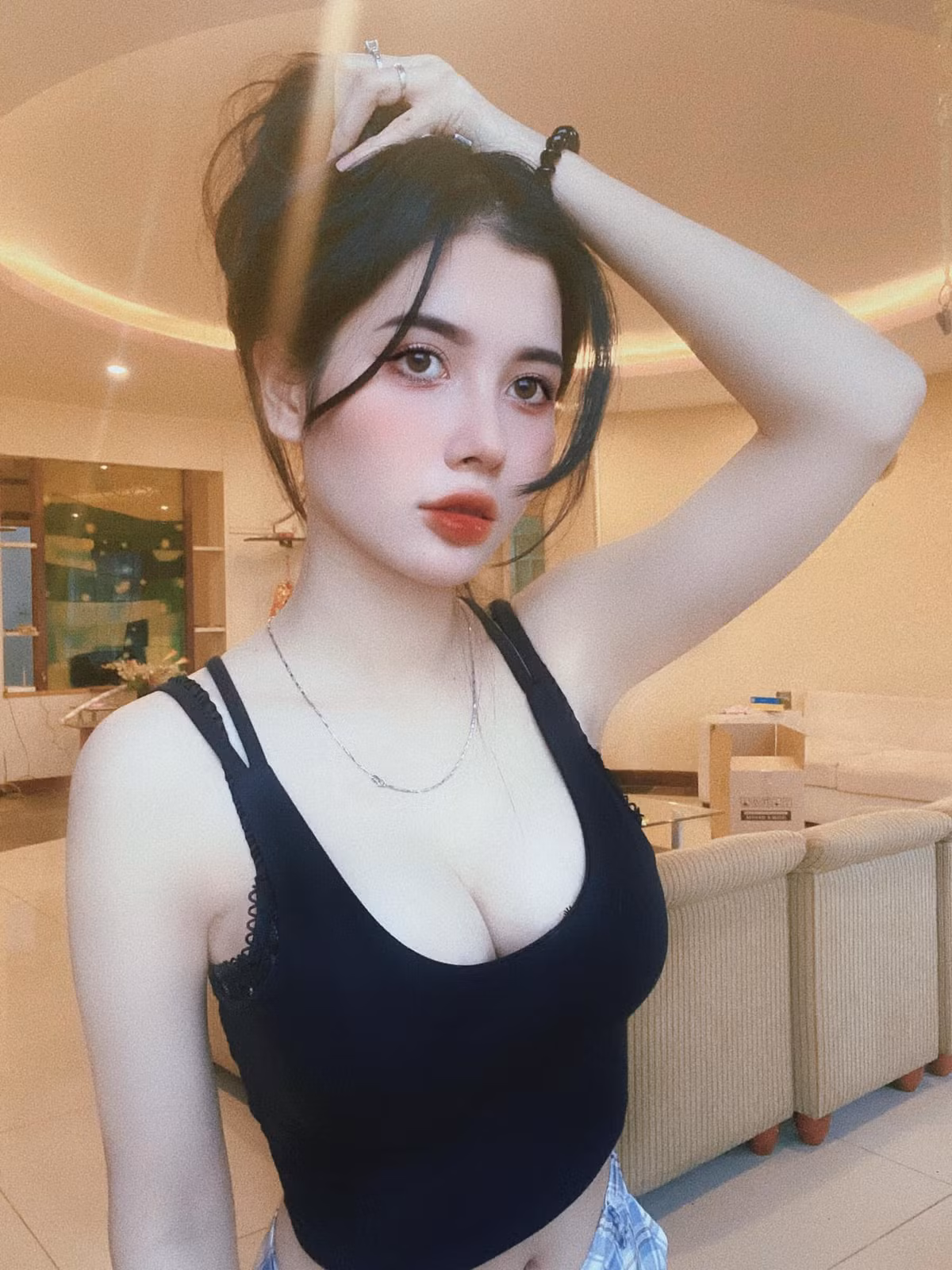 Tốt nghiệp trường Đại học Sân khấu Điện ảnh Hà Nội và từng lọt top 20 Miss Teen Việt Nam, hot girl 9x Quảng Ninh đang là diễn viên tự do, model và bà chủ của một studio có tiếng.