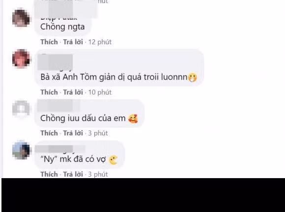 Nhiều người đã vào chúc mừng anh chàng sắp lên chức khiến fan đồn đoán rằng Nhuệ Giang đã mang thai con đầu lòng. Tuy nhiên, Xuân Trường sau đó đã ẩn bình luận này đi.