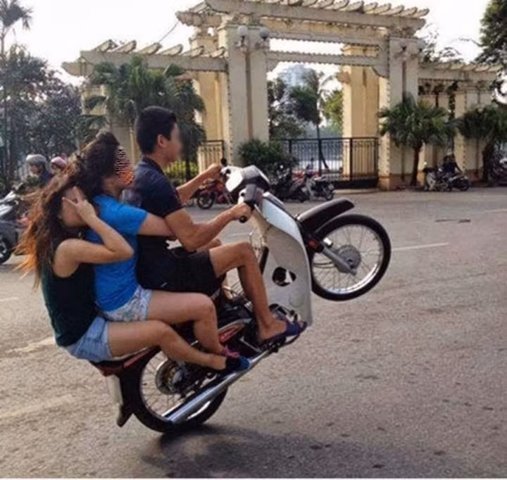 Một giây trước thảm họa ập đến dành cho ba người.