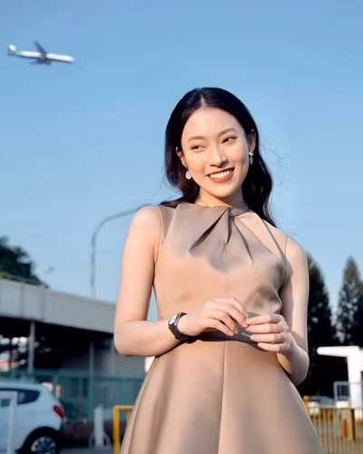 Sự hiếu thảo của cô nàng khiến mọi người ngưỡng mộ, đồng thời bày tỏ "phục sát đất" với kinh tế vững vàng của Khánh Vy khi tuổi đời còn khá trẻ.