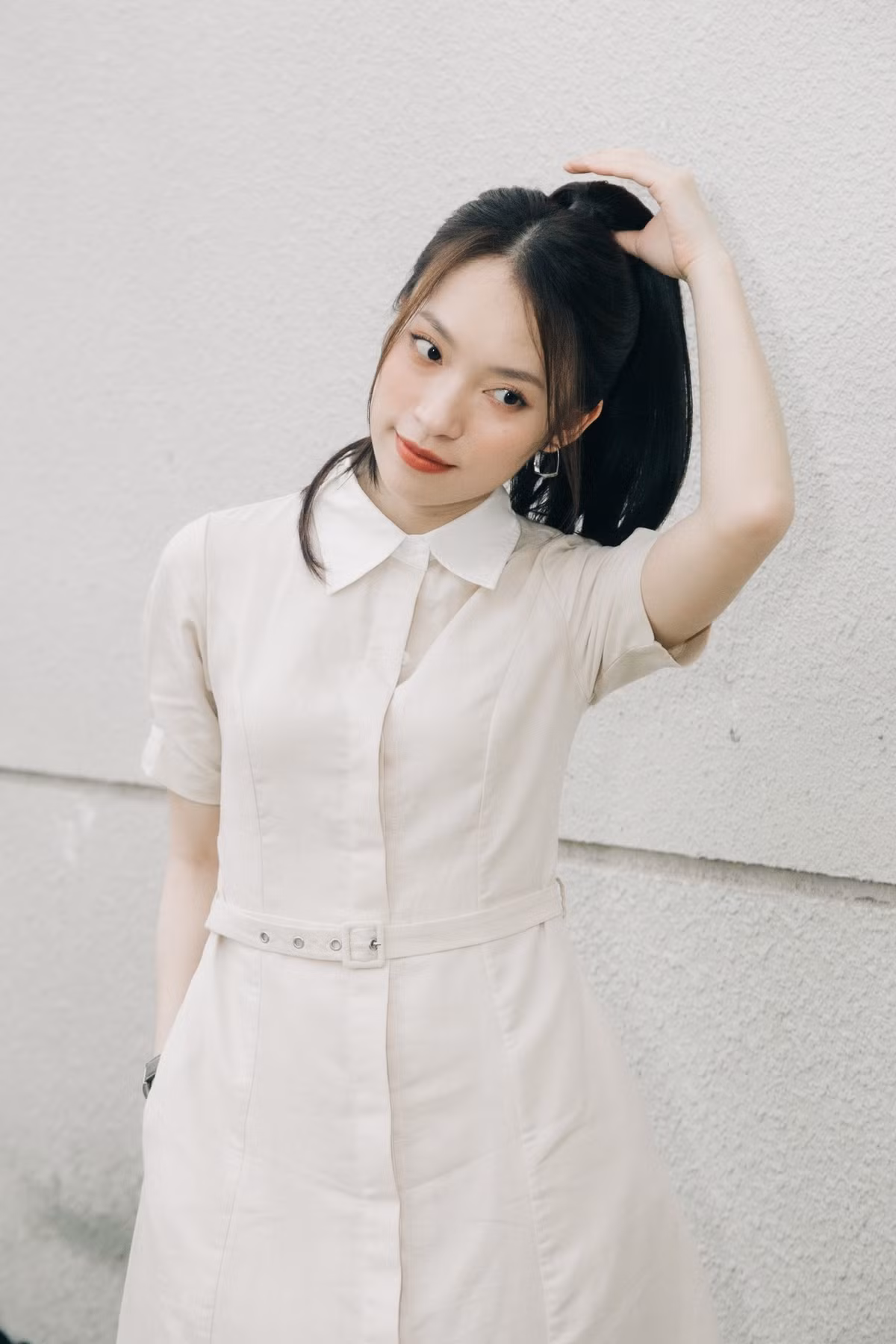 Dù tâm trạng không được tốt nhưng nàng hot girl vẫn cố gắng tạo dáng hình chữ V selfie. Qua khoảnh khắc này nhiều cư dân mạng nhận xét rằng Khánh Vy là một đứa con có hiếu. Có thể thấy, ca khúc của Đen Vâu không chỉ chạm đến trái tim đông đảo khán giả, ngay cả Khánh Vy cũng không giấu được cảm xúc khi nghe bài hát.