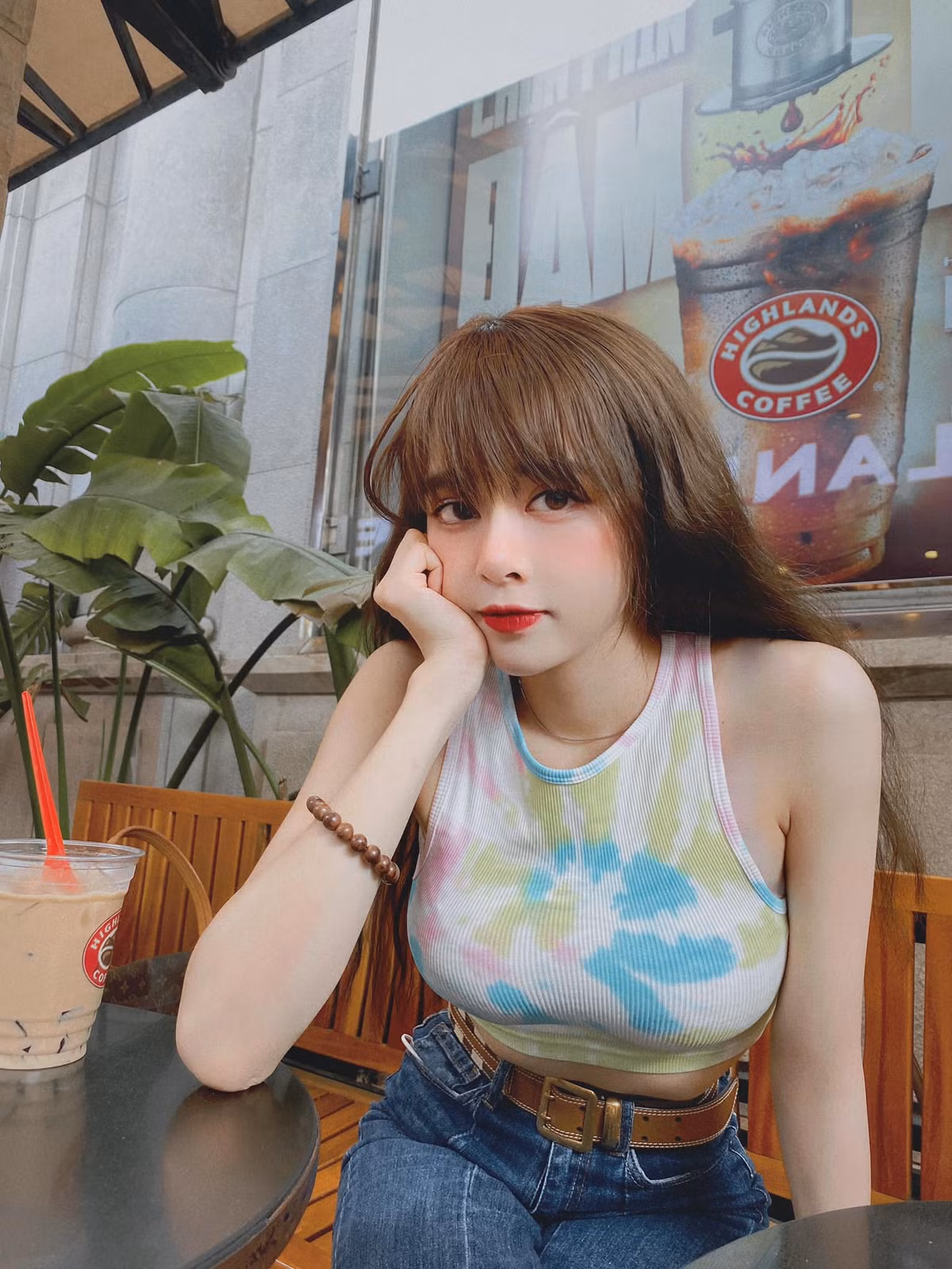 Sau đó, có một phóng viên của một tờ báo bên Trung Quốc đã liên hệ với Bích Hạnh sau khi đọc được bài viết này để chia sẻ thông tin, hình ảnh và clip luyện tập của cô trên báo Trung Quốc.
