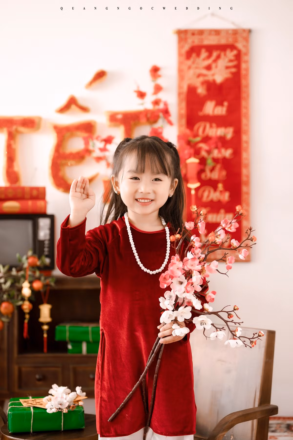 Gương mặt bụ bẫm cùng loạt biểu cảm đa dạng từ ngạc nhiên, cười tít mắt cho đến "thần thái" như một "quý cô" thực thụ của cô bé đã thực sự "đốn tim" netizen.