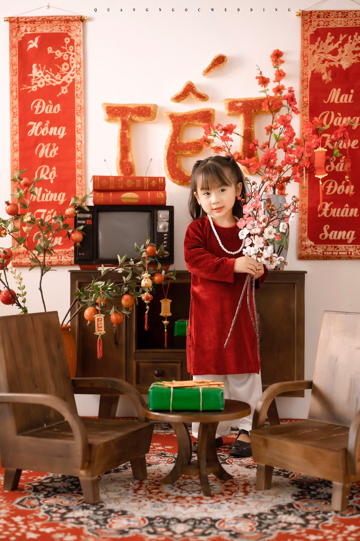 Những biểu cảm đáng yêu, hồn nhiên của cô bé 4 tuổi đã làm cư dân mạng xuýt xoa không ngừng, hầu hết mọi người đều khen vẻ đáng yêu, thần thái, tạo dáng tự tin và tự nhiên.