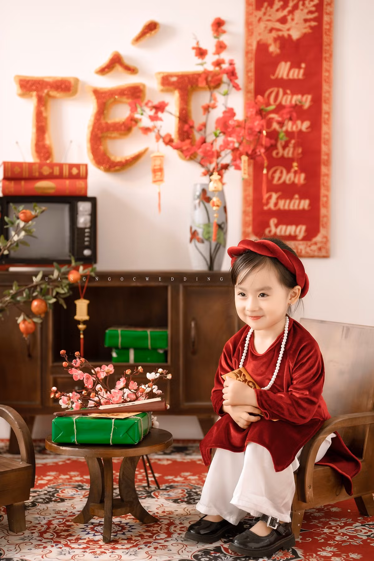Được biết, nhân vật chính trong bộ ảnh cực đáng yêu này là bé Phùng Khánh Ngân (tên thường gọi là Sữa), 4 tuổi. Cuối tháng 12 vừa qua bố mẹ bé đã tranh thủ thực hiện bộ ảnh Tết cho con gái