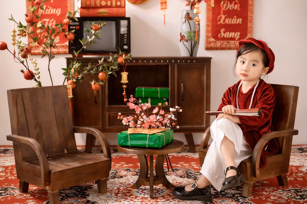 Mới đây, bộ ảnh Tết đáng yêu của một bé gái nhanh chóng "gây sốt" mạng xã hội và thu hút nhiều sự chú ý của cộng đồng mạng.