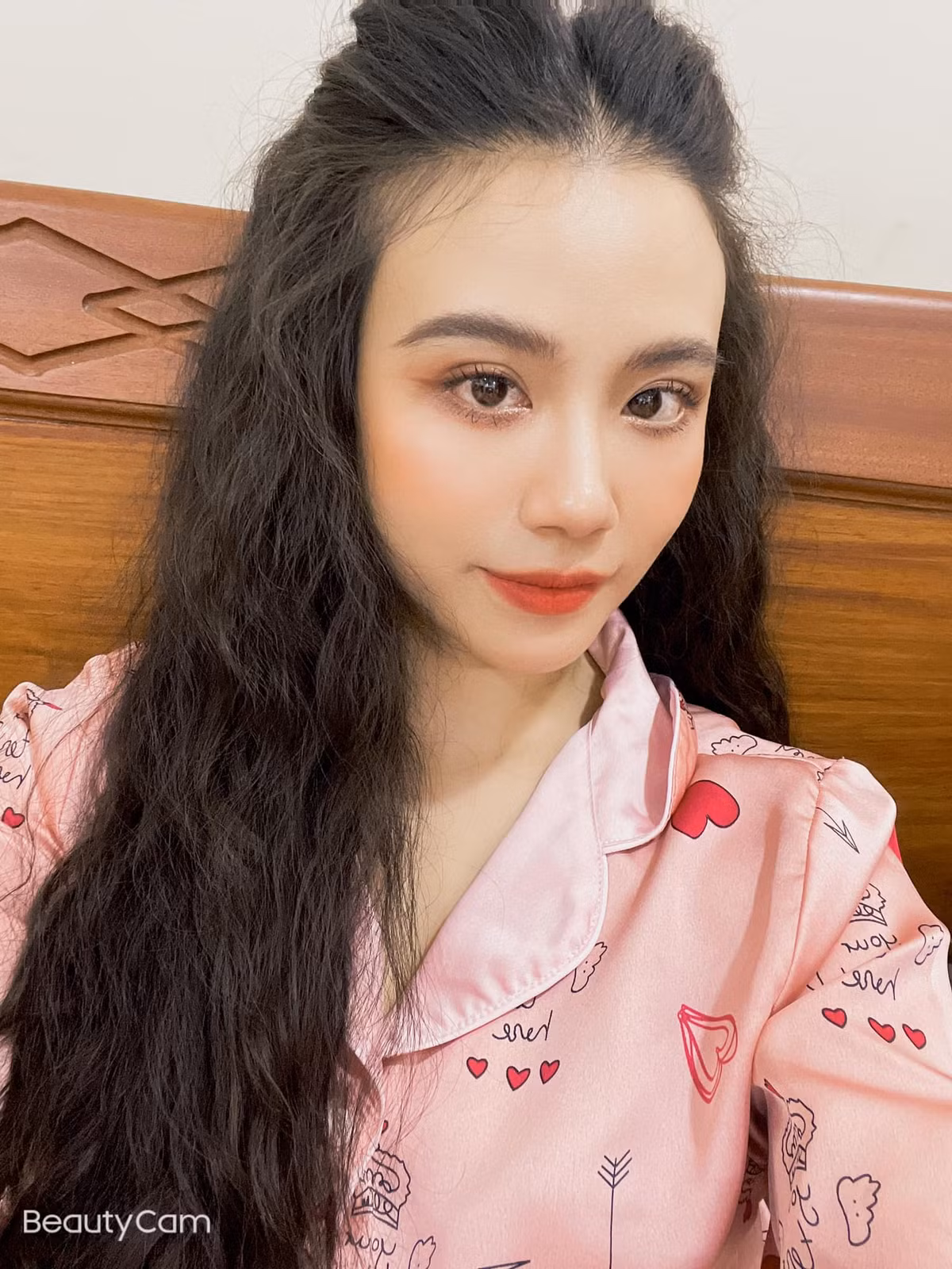 Ngoài ra, phong cách thời trang táo bạo, phóng khoáng của hot girl Linh Miu cũng nhiều lần làm netizen "nóng mắt", gay gắt phản đối.