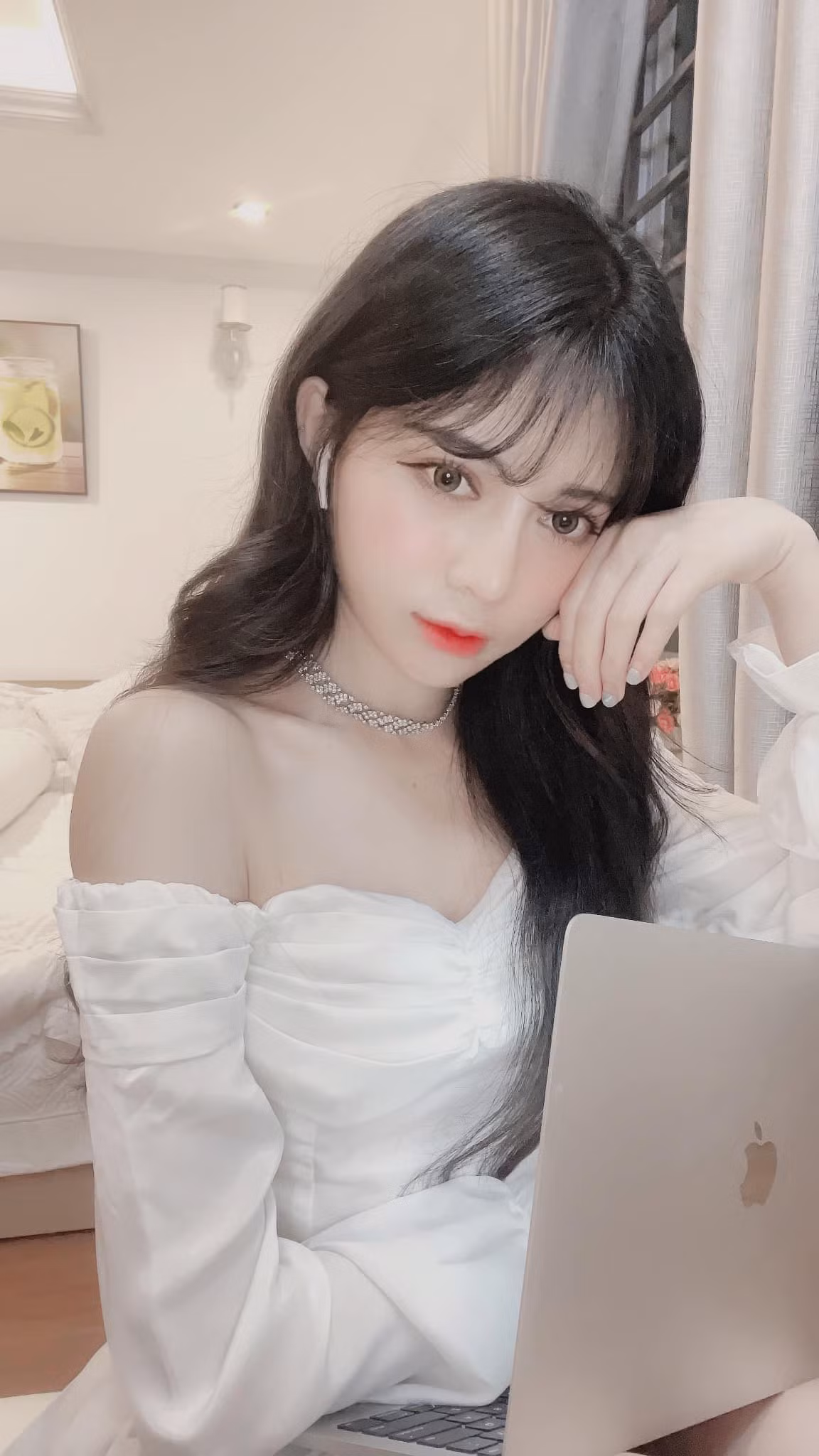 Ngày 11/1/2022 vừa qua nhiều người bất ngờ khi nữ streamer đã tổ chức hôn lễ bất ngờ với bạn trai hơn mình nhiều tuổi. Ảnh: FBNV