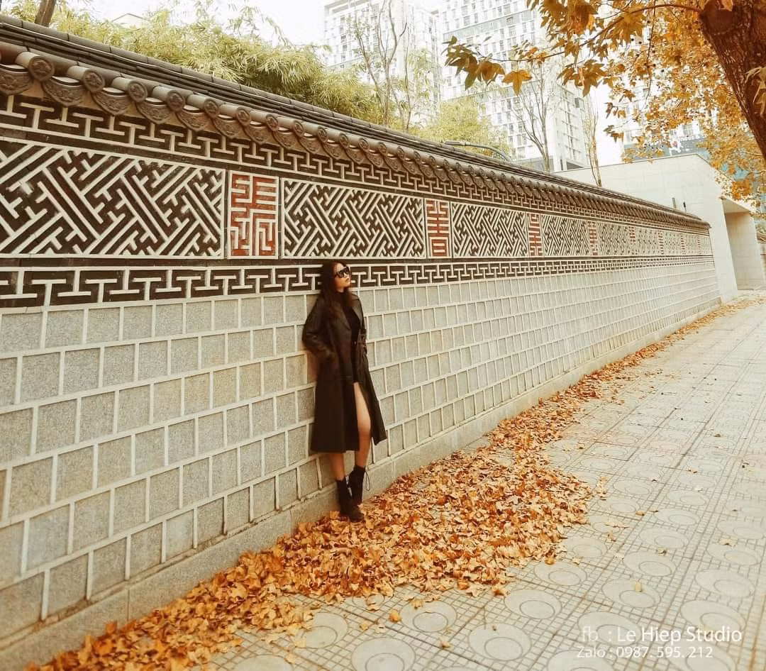 Nhiều bạn trẻ đã tìm tới đây để chụp ảnh sống ảo, ghi lại những khoảnh khắc đẹp bên cạnh hàng phong đã đổi màu lá. Ảnh: Le Hiep/ Hà Nội Riviu