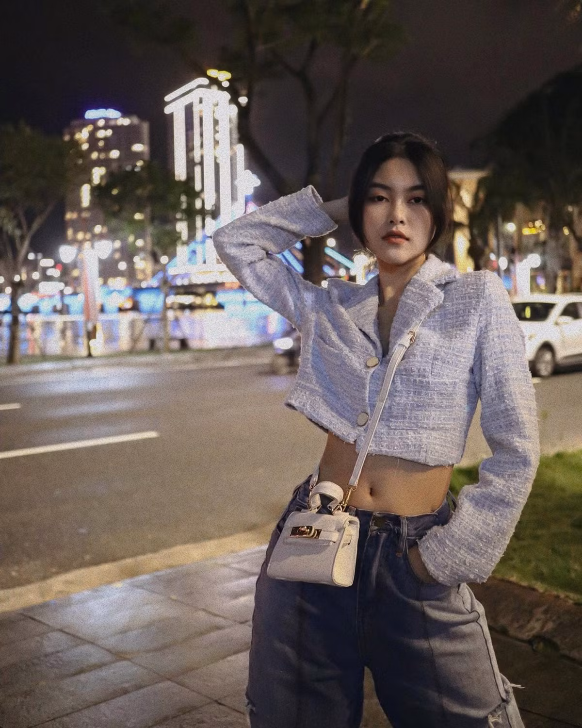 Nữ sinh xinh đẹp này còn là một gương mặt điển hình cho sự thành công của nghề làm mẫu ảnh online.