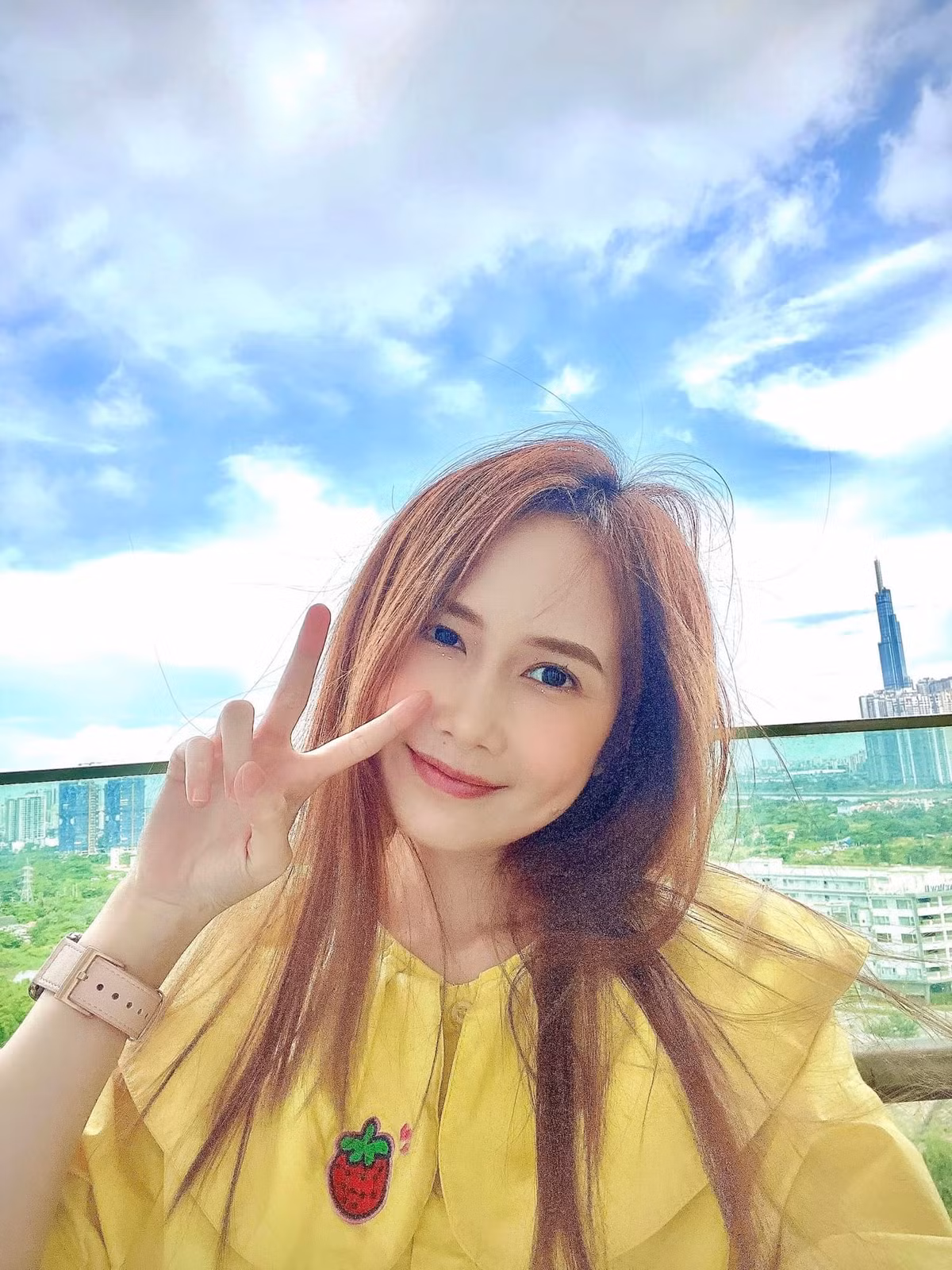 Qua những bức hình được đăng tải trên trang cá nhân có thể thấy Quỳnh Anh chẳng thay đổi là bao so với thời điểm mới quen Cris Phan.
