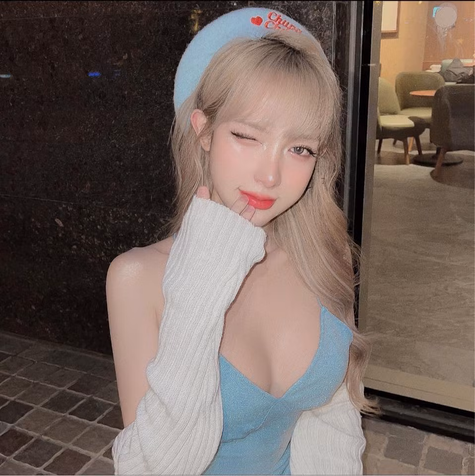 Trong những hình ảnh khoe dáng được cô chia sẻ trên trang cá nhân, dân tình không khỏi xuýt xoa trước vóc dáng chuẩn chỉnh, vòng nào ra vòng nấy vô cùng nóng bỏng.