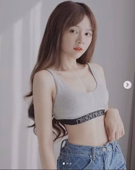 Nhờ việc nổi tiếng mà gái xinh này đã thu về gần 600 ngàn theo dõi trên Facebook, 135 ngàn theo dõi trên Instagram.