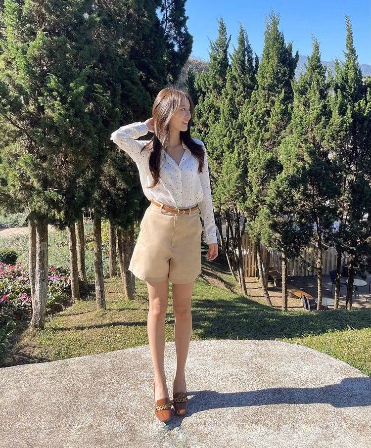 Hot girl Thái Lan không chỉ gây sức hút trong nước, cô nàng còn gây sốt cả Châu Á bởi ngoại hình xinh đẹp và phong cách ăn mặc dẫn đầu xu hướng.