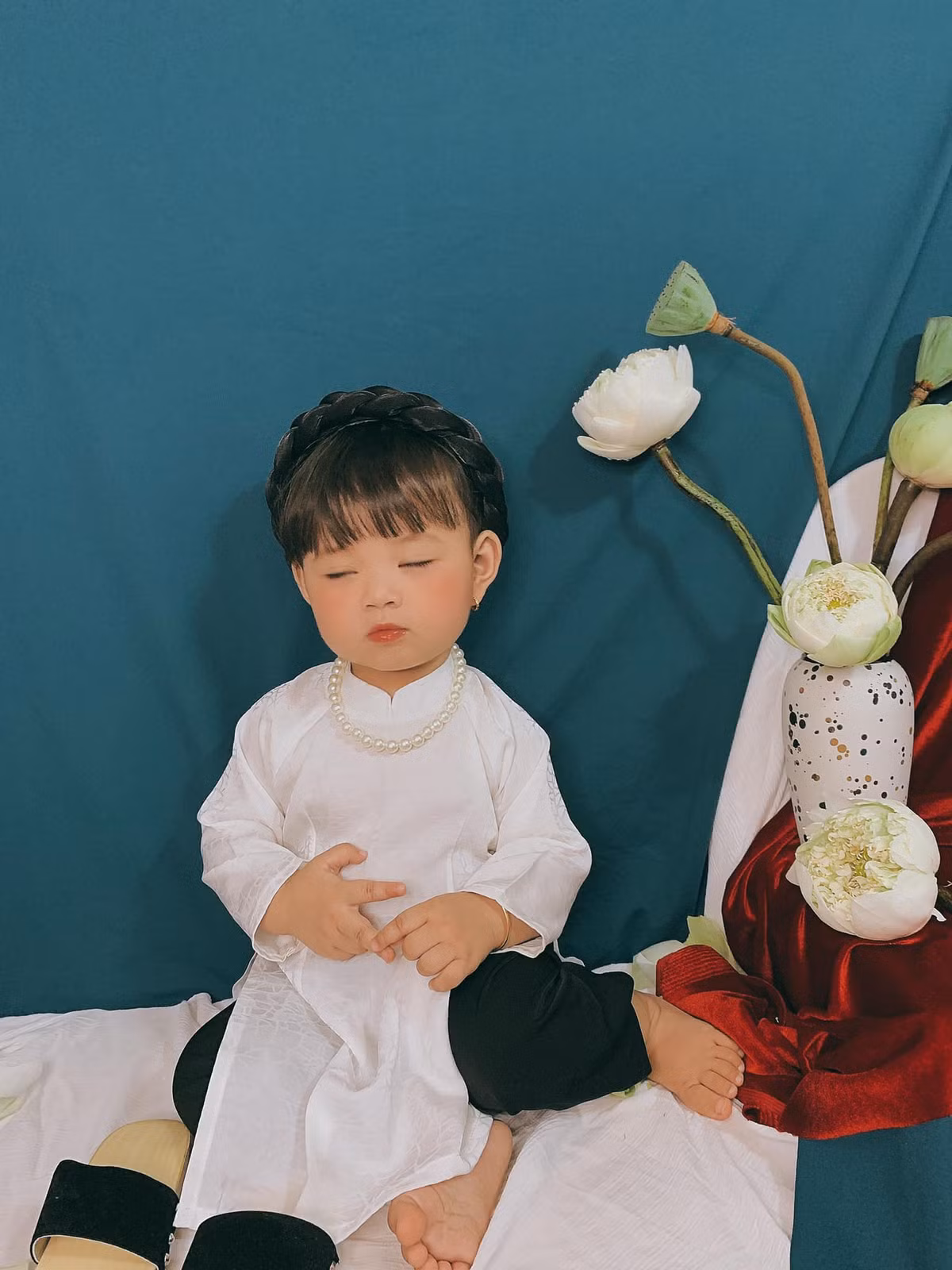 Cưng muốn xỉu bé gái mặc áo dài chụp Tết chuẩn “thiên thần nhí“ Cung muon xiu be gai mac ao dai chup Tet chuan “thien than nhi“