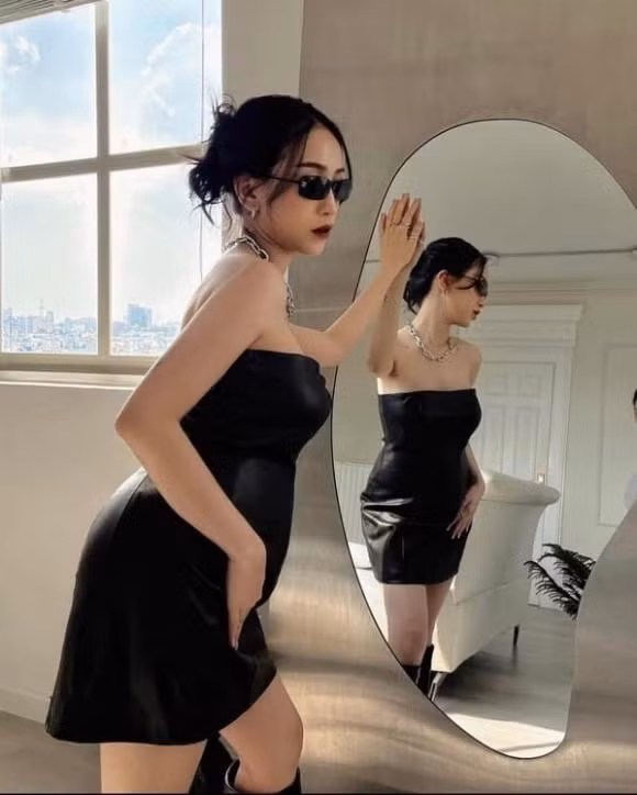 Theo đó rich kid diện mẫu đầm da dáng cúp ngực ôm body, phối thêm boot cùng chất liệu cao ngang gối.