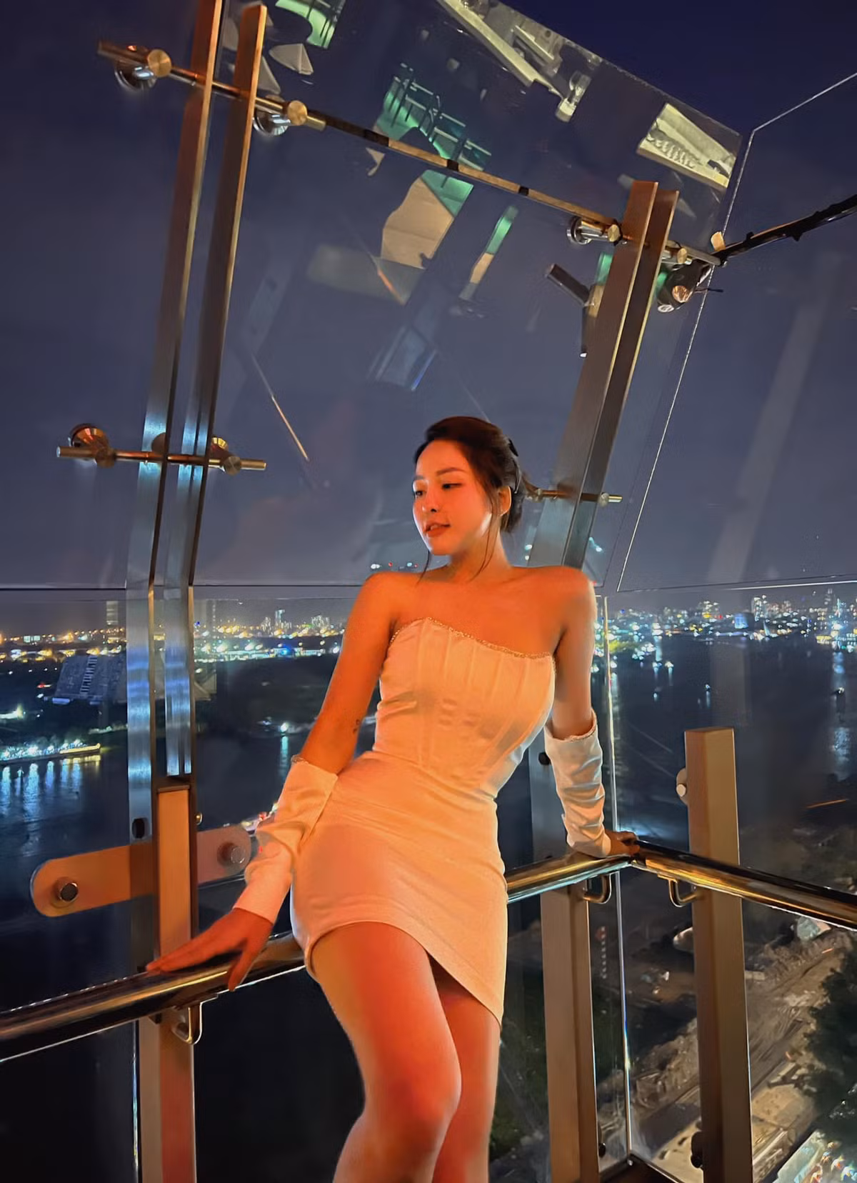 Tháng 5 năm ngoái, hot girl đăng ảnh cá nhân cùng dòng chia sẻ ẩn ý: “Lại biết yêu. Lâu rồi mới lại có cảm xúc mãnh liệt như vậy", mặc dù không tiết lộ gì thêm, khiến netizen hoài nghi.