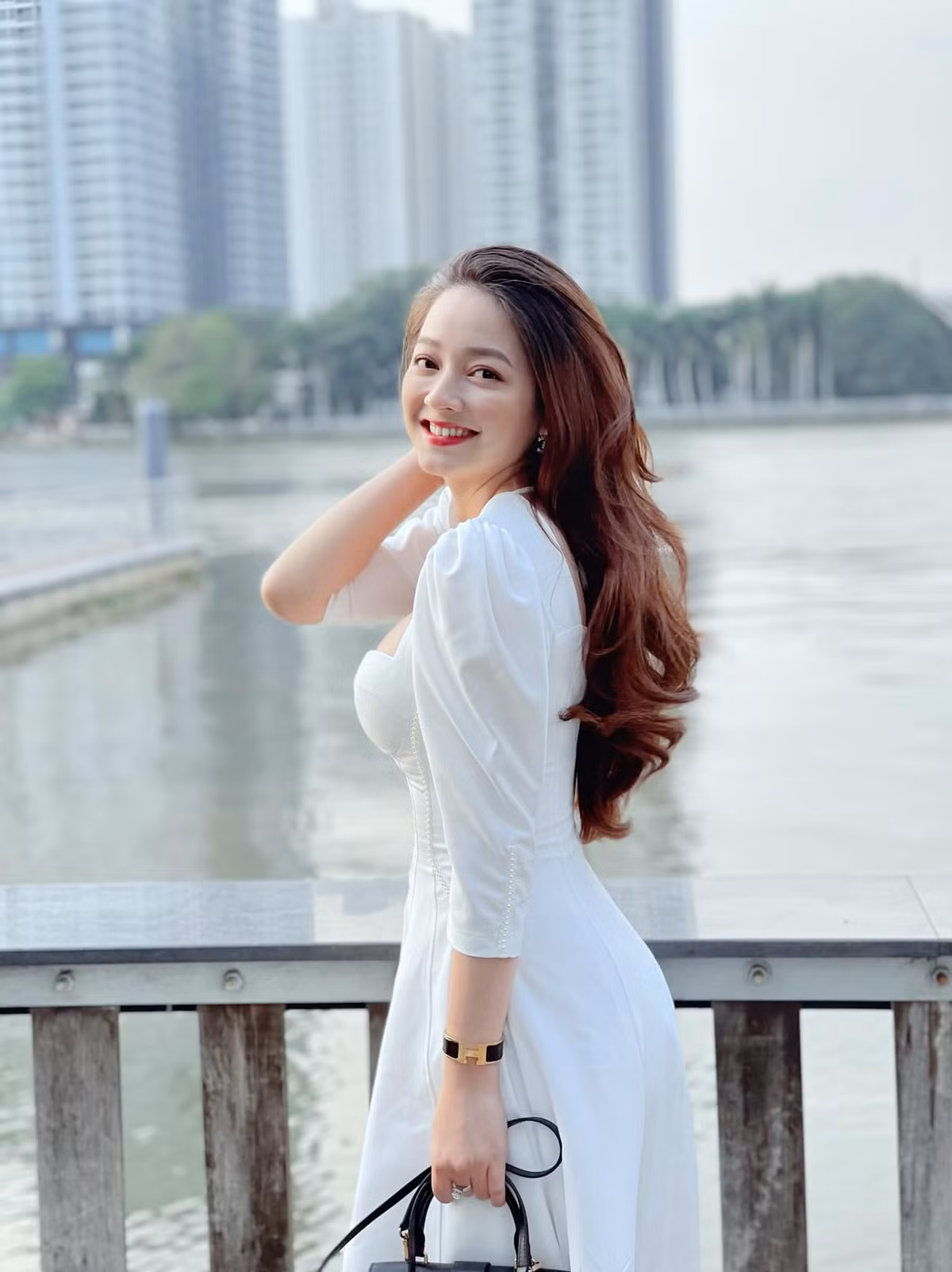 Xinh đẹp và quyến rũ là vậy nhưng Quỳnh Trâm không hướng mình theo con đường nghệ thuật. Cô nàng hiện tại là một nhân viên văn phòng. Ảnh: FBNV