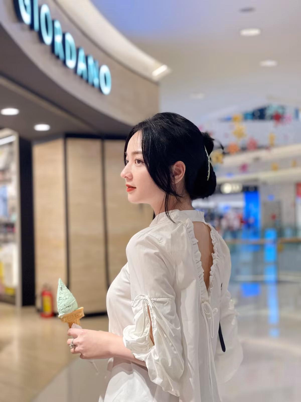 Chẳng những gây ấn tượng bởi làn da trắng sứ, nụ cười rạng rỡ, cô nàng còn thu hút sự chú ý nhờ vóc dáng nảy nở.