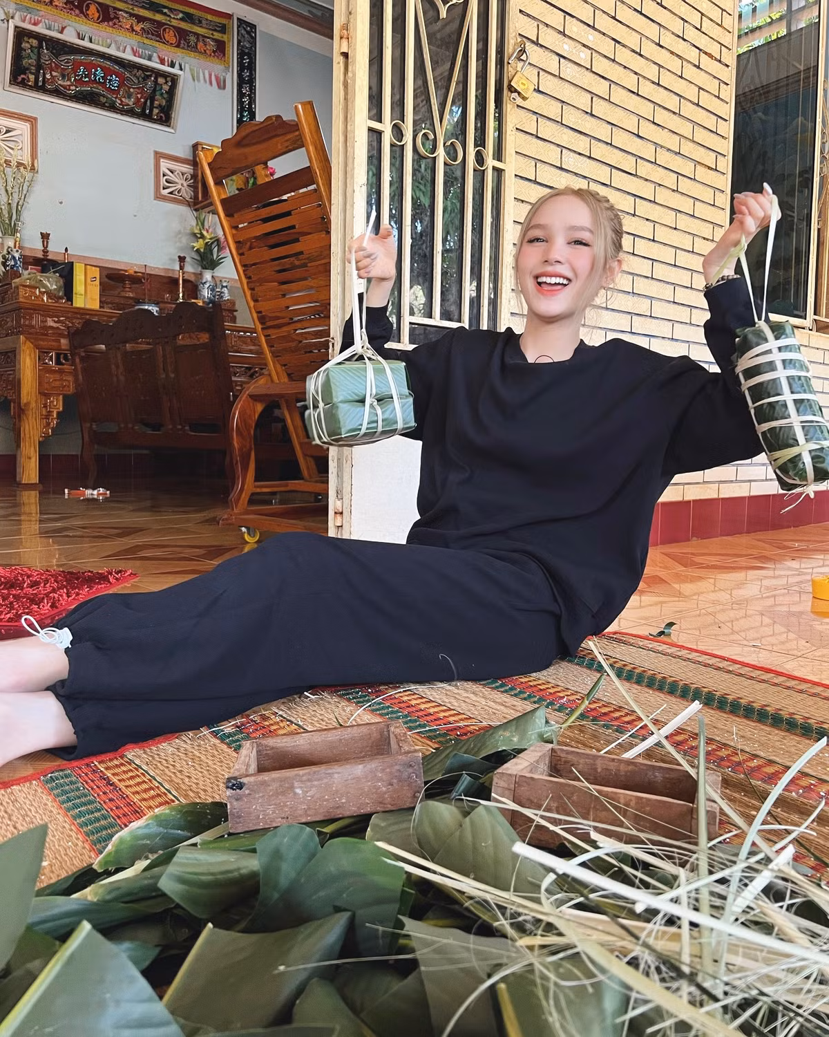 Trước bình luận này, Xoài Non vui vẻ trả lời: "Hay là để Xoài gỡ nail ra rồi làm xong lắp vào". Có vẻ như netizen kia thấy ngại quá nên chống chế: "Haha, ít ra thì bạn cũng hơn nhiều người không biết gói. Ví dụ như tôi".