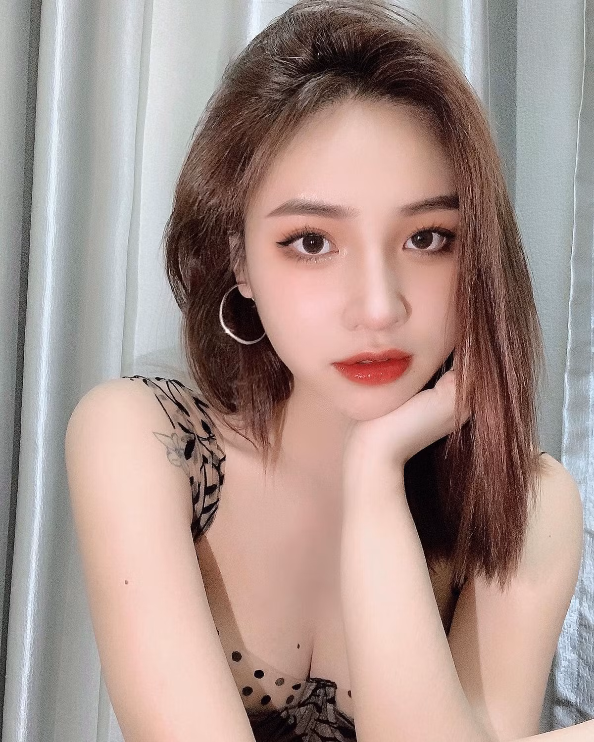 Dù còn khá trẻ, nhưng gái xinh này đã sớm định hình phong cách thời trang mà bản thân theo đuổi. Tuy nhiên, để phù hợp với độ tuổi còn đi học, Vân Anh chỉ mặc đồ gợi cảm chụp hình, không sử dụng cho đời sống hàng ngày.