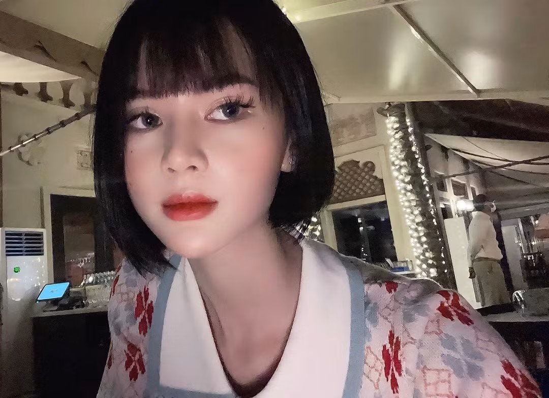 Dù hầu như không cười khi chụp ảnh, nhưng thần thái của Linh vẫn khiến nhiều người “thương nhớ”.