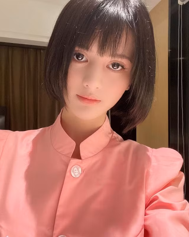 Hoàng Diệu Linh (sinh năm 1995, Yên Bái) là hot girl bất ngờ trở nên nổi tiếng với nhan sắc được ví như búp bê.
