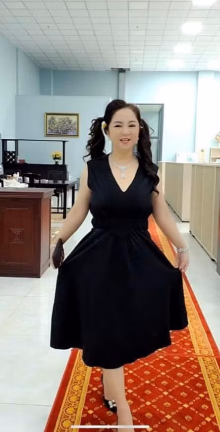 Trước những bình luận khuyên nên tập thêm, bà Phương Hằng khẳng định chỉ 3 ngày luyện thì kiểu gì cũng đau chân.