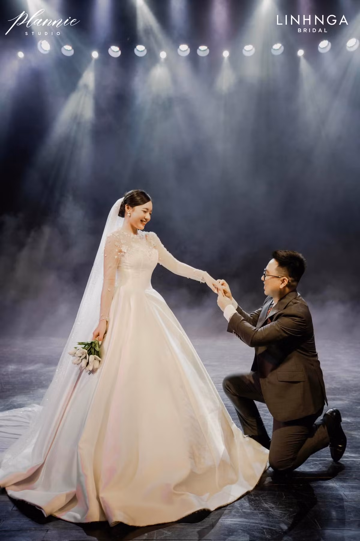 Ngày 23/11/2021, nữ MC xinh đẹp này đã tổ chức lễ ăn hỏi gọn nhẹ với chồng là Lê Đức - người quản lý các giải đấu của Liên Quân Việt Nam và các khu vực lân cận.