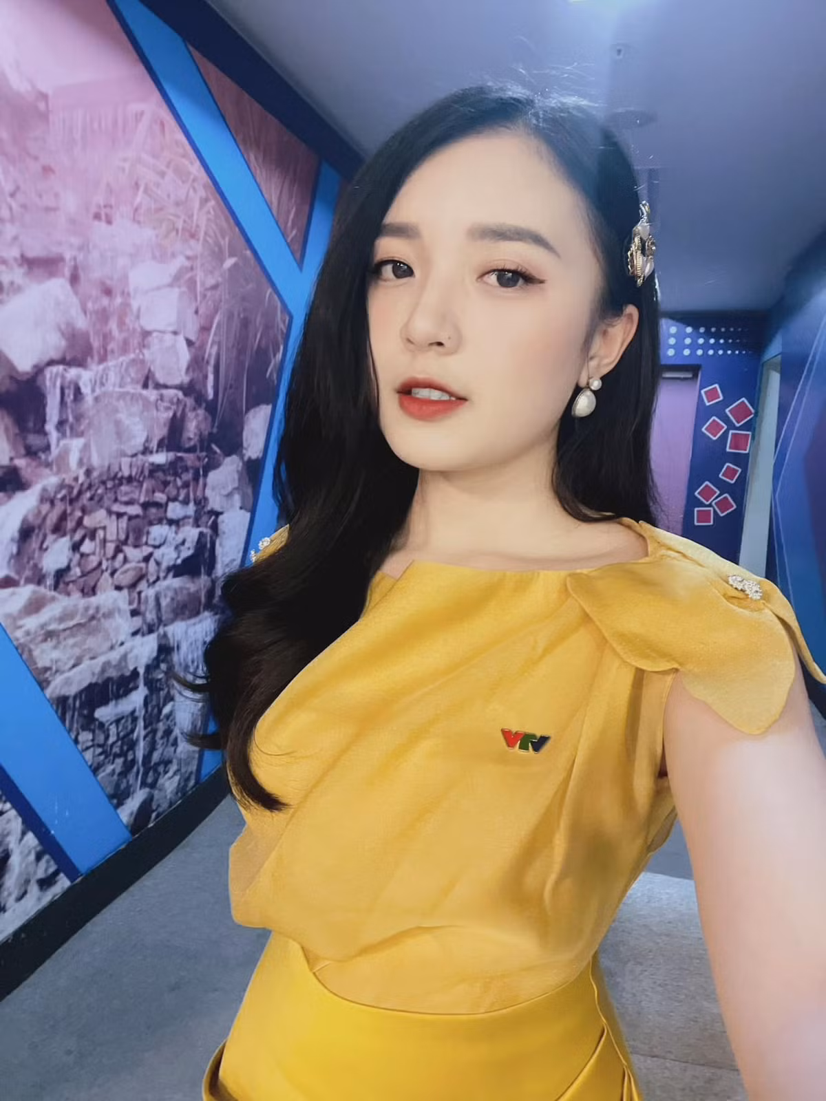 Nhờ vẻ ngoài xinh xắn, dễ thương cùng, nữ MC VTV Phương Thảo đã "đốn tim" người hâm mộ mỗi khi cô lên sóng.
