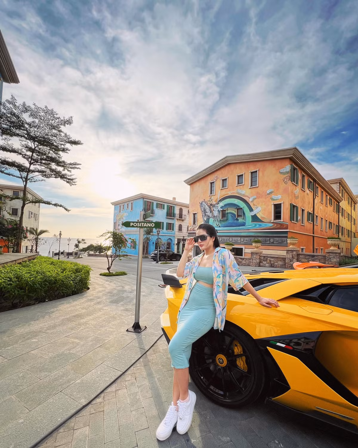 Chỉ sau 4 tháng sinh con, Lê Loan đã lấy lại được thân hình quyến rũ không kém gì thời con gái thế này phải gọi là quá xuất sắc.