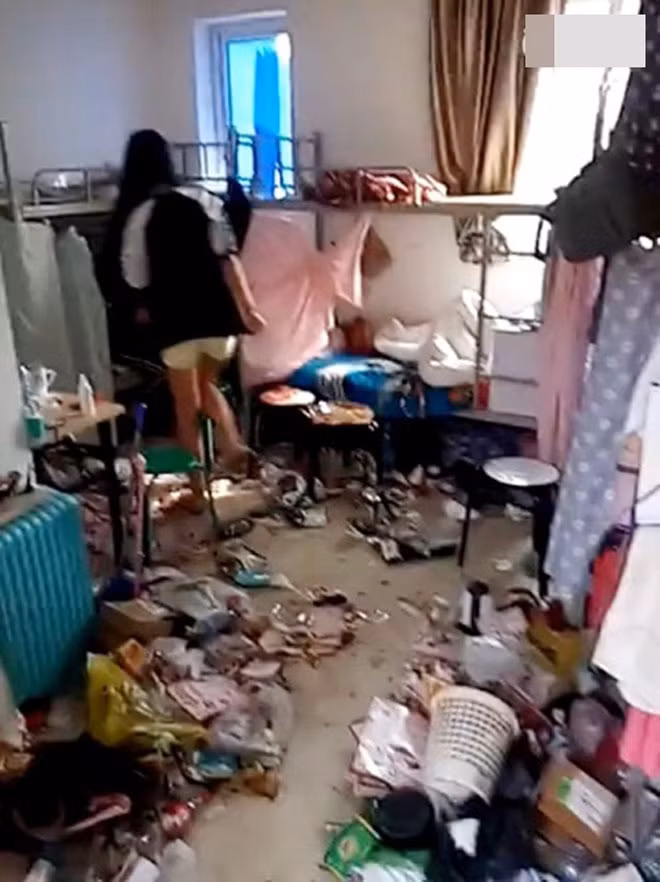 Thậm chí, căn phòng bừa bộn đến mức không còn chỗ để bước chân vào.